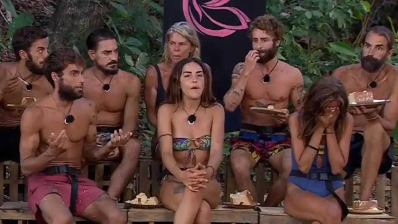 Sandra Barneda, obligada a intervenir en 'Supervivientes' para censurar duramente a Montoya tras su traición a Carmen Alcayde: "No lo entiendo"