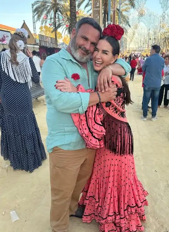 Belén López, vestido de lunares en tono coral