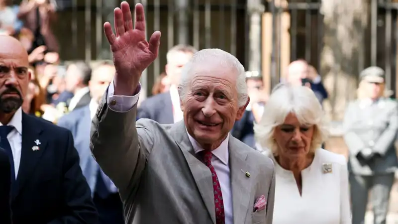 Carlos III y Camilla en Italia.