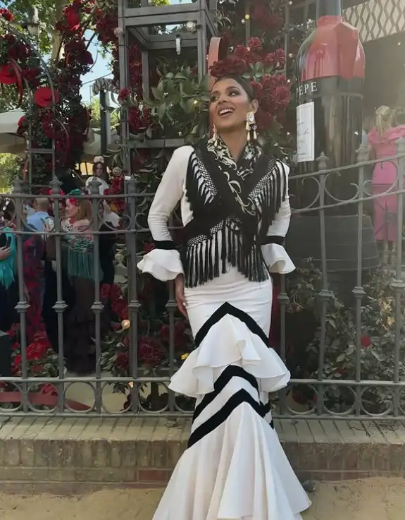 El traje blanco y negro de Aguasantas 