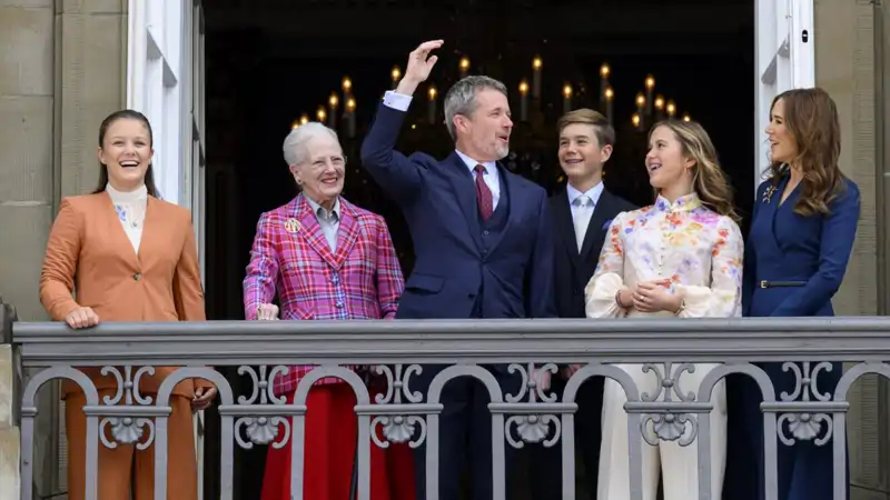 Federico de Dinamarca y Mary de Dinamarca con su familia