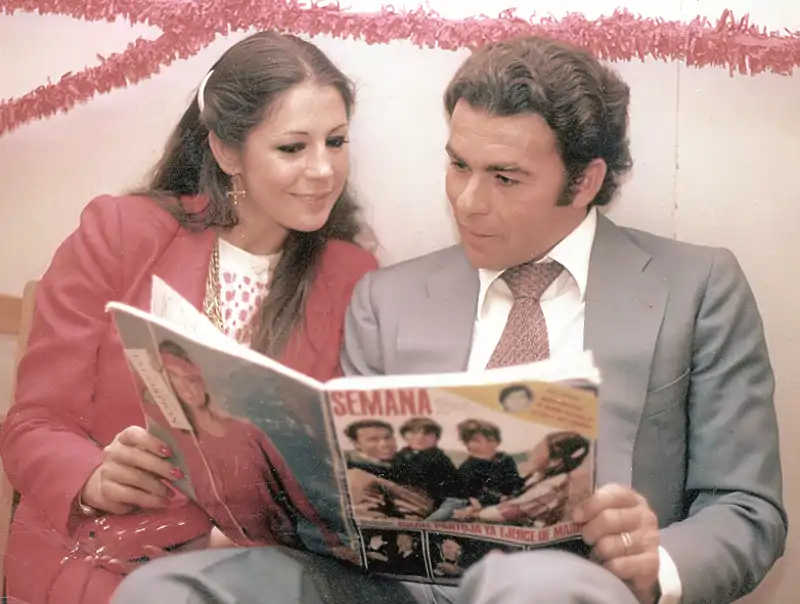 Isabel Pantoja leyendo un ejemplar de SEMANA