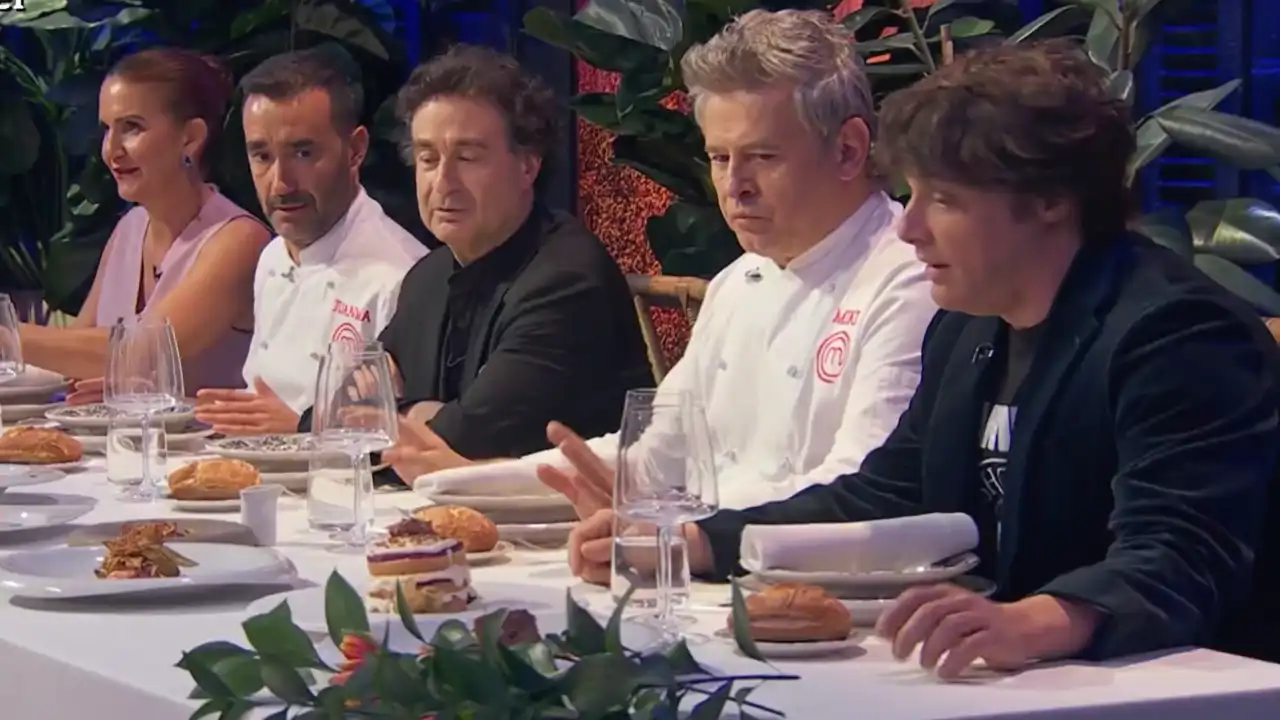 La sonada respuesta de Jordi Cruz al 'dardazo' de Juanma Castaño a los jueces de 'MasterChef': "¿Vamos a hablar tonterías a la radio?"