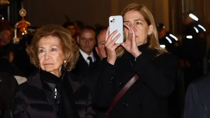 La Infanta Cristina saca una foto al lado de la Reina Sofía