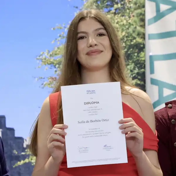 La Infanta Sofía recoge su diploma tras graduarse.