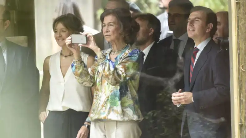 La Reina Sofía sacando una fotografía