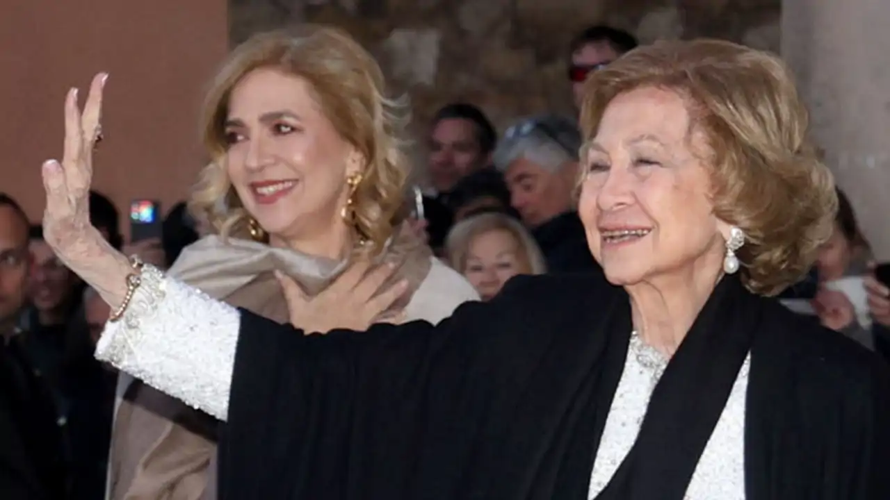 La Reina Sofía y la infanta Cristina, en la boda de Nicolás de Grecia.
