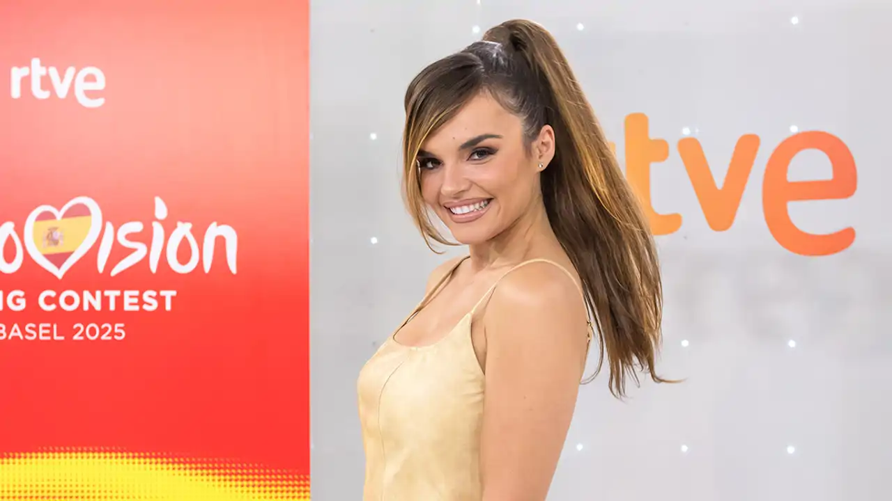 Melody en una rueda de prensa