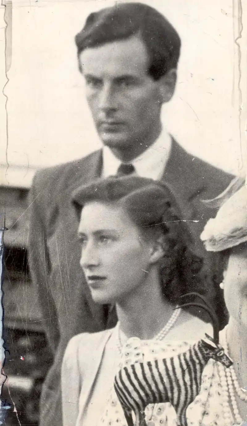 Peter Townsend, escudero del Rey Jorge IV, junto a la Princesa Margarita