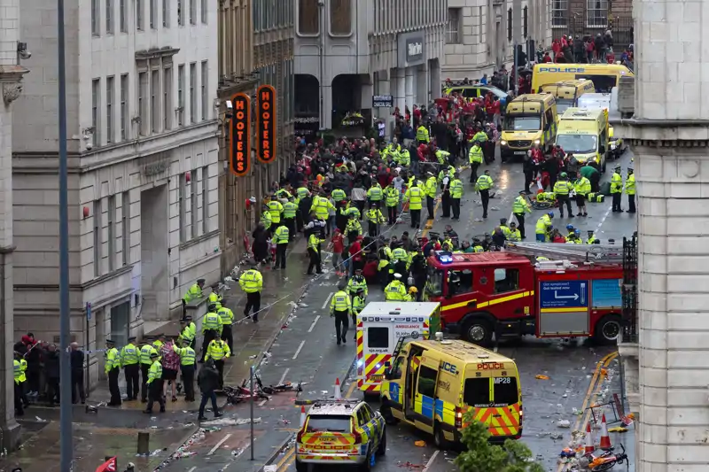Un coche arrolla a la multitud en Liverpool