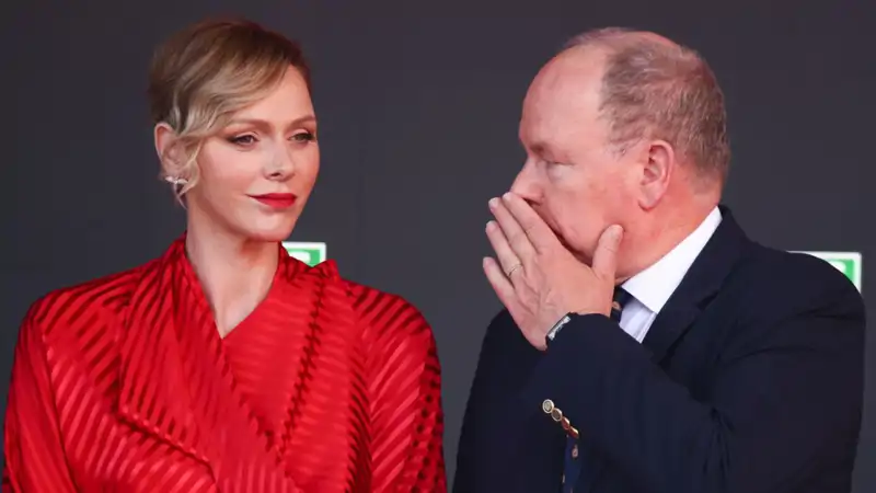 Alberto de Mónaco le susurra a su mujer, Charlene