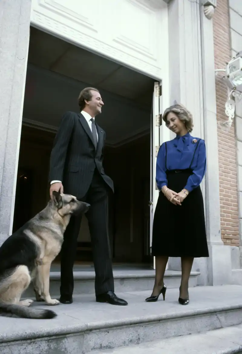 Don Juan Carlos y Doña Sofía, a las puertas de Zarzuela.