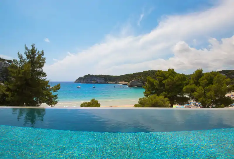 El hotel cuenta con una piscina infinita. 