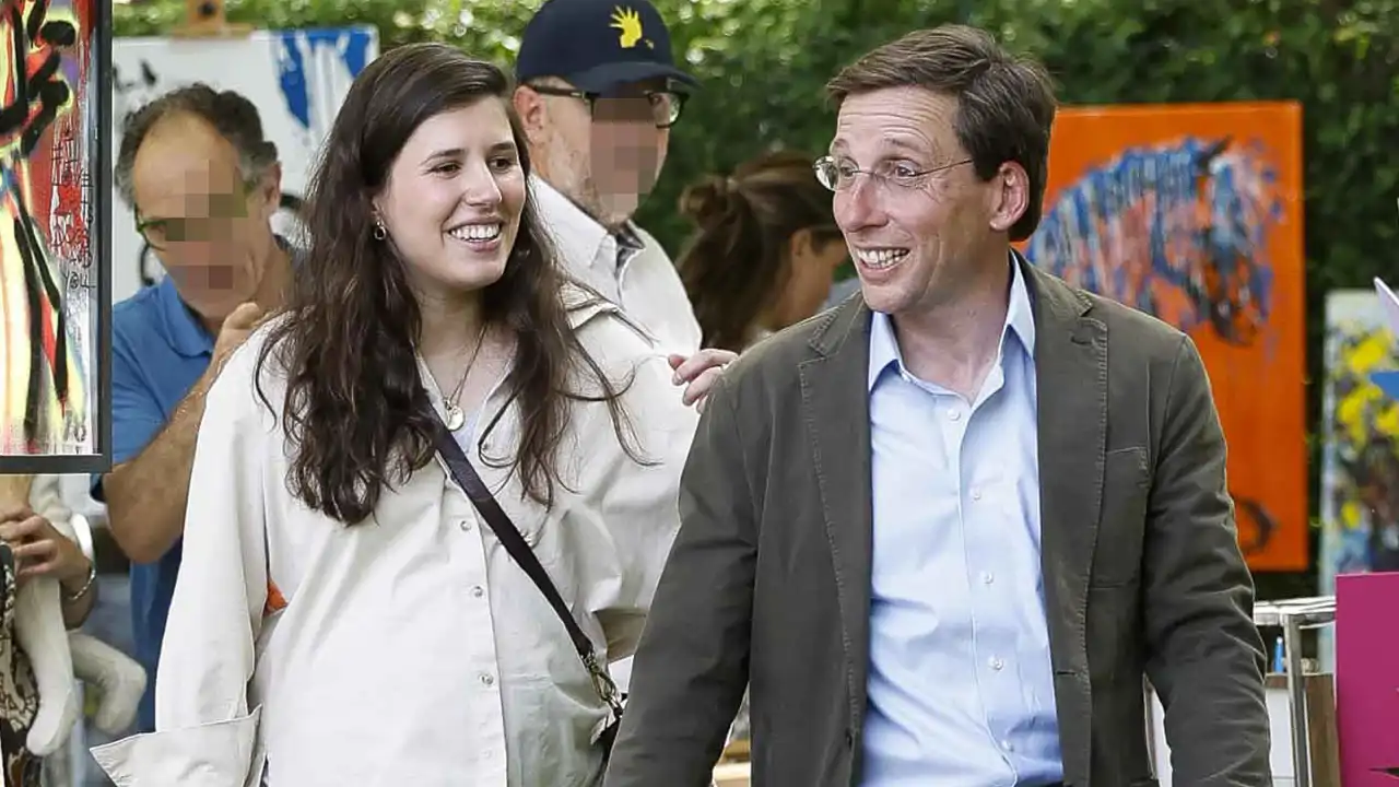 José Luis Martínez Almeida y Teresa Urquijo pasean sonrientes