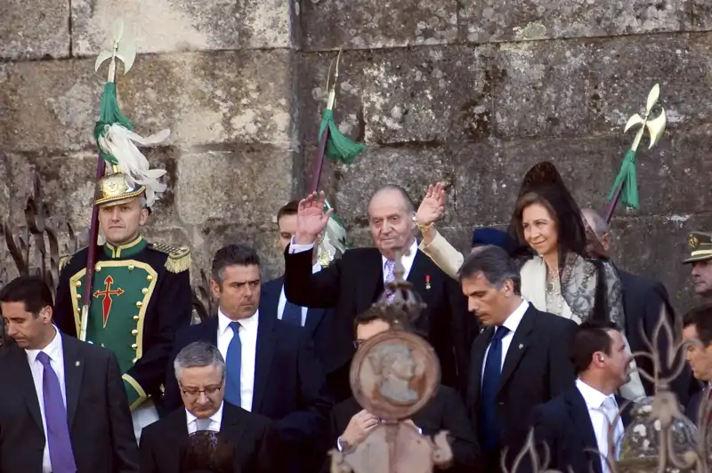 Juan Carlos I visiblemente contrariado junto a la Reina Emérita en Santiago de Compostela en 2010.
