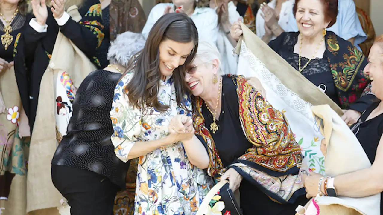 Las mejores imágenes de los Reyes Felipe y Letizia en Guadalupe: de la complicidad con las bordadoras al abrazo de una niña