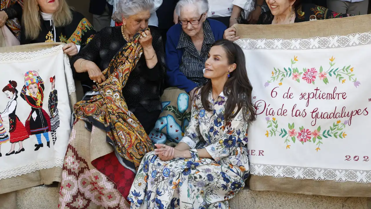 La Reina Letizia se salta el protocolo y entrevista a los vecinos de Guadalupe durante su última visita