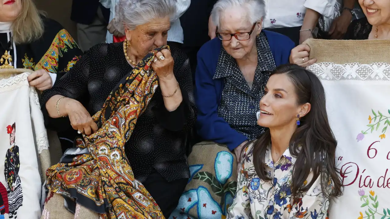 La Reina Letizia se olvida del protocolo y entrevista a los vecinos de Guadalupe durante su última visita