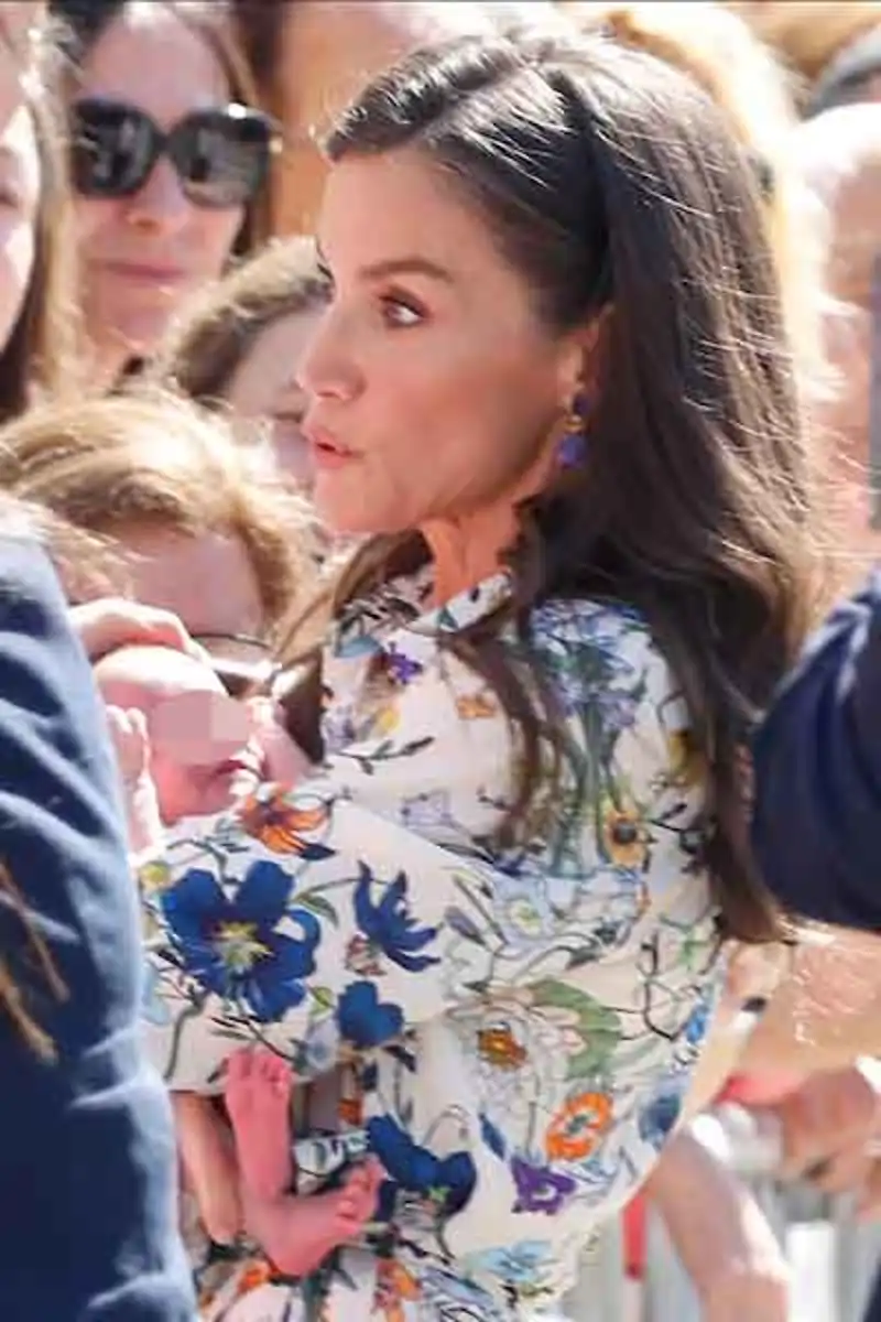La Reina Letizia sujeta a un bebé en Guadalupe