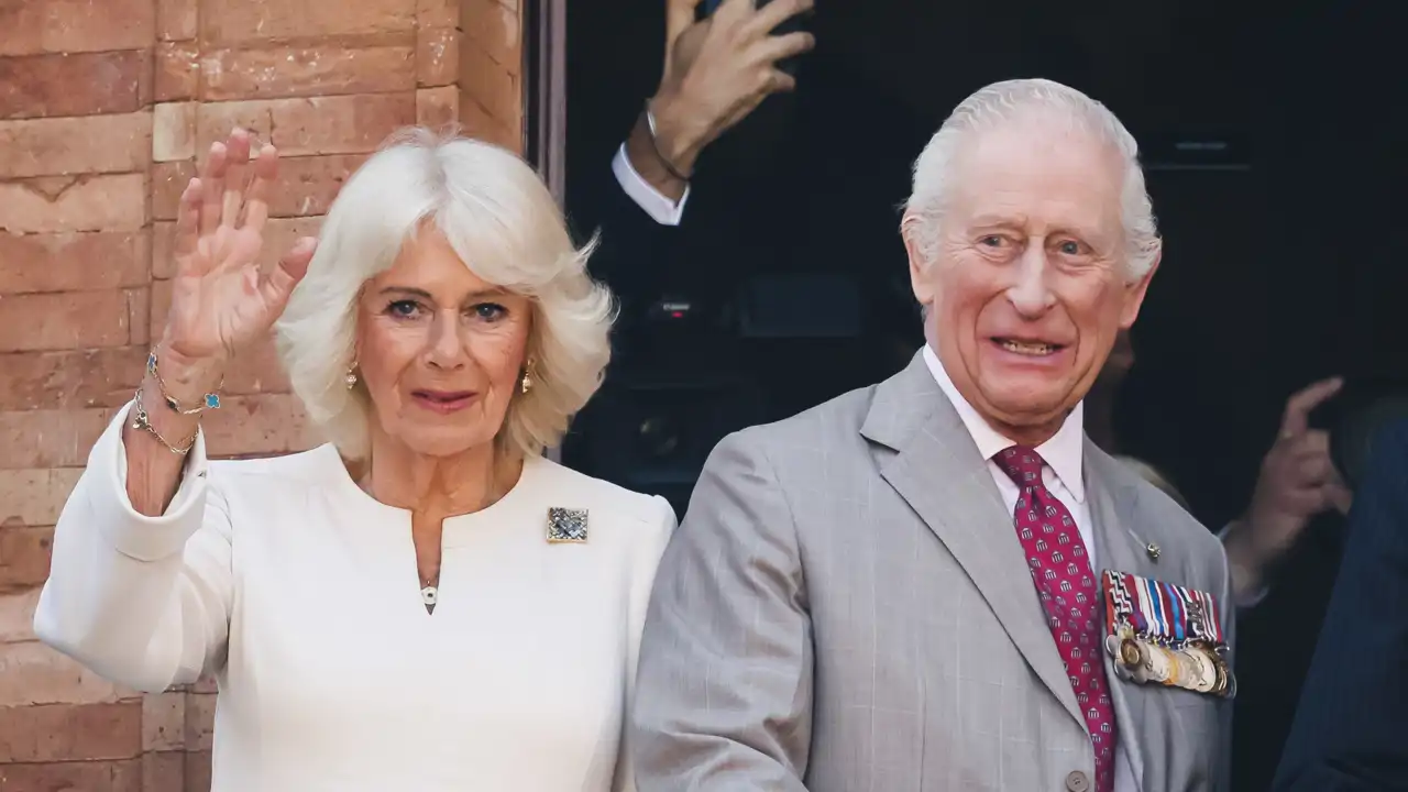 Los Reyes Carlos y Camilla durante un acto de agenda