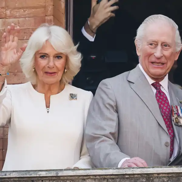 Los Reyes Carlos y Camilla durante un acto de agenda