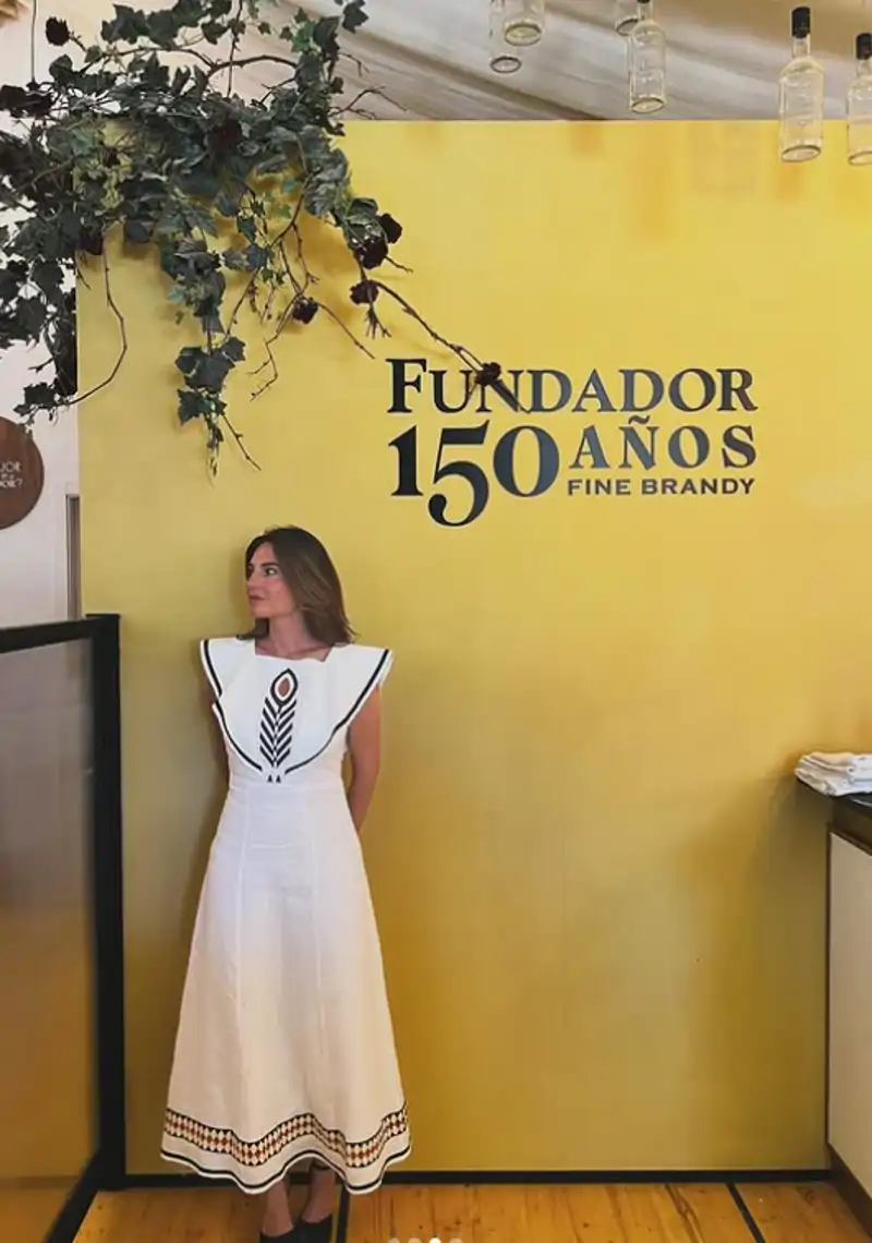 Lourdes Montes durante la visita a una bodega en Jerez