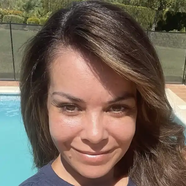 María José Campanario con una piscina de fondo