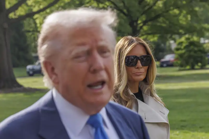 Melania Trump en una de las muchas fotografías en las que parece pensar "no soporto a este señor"