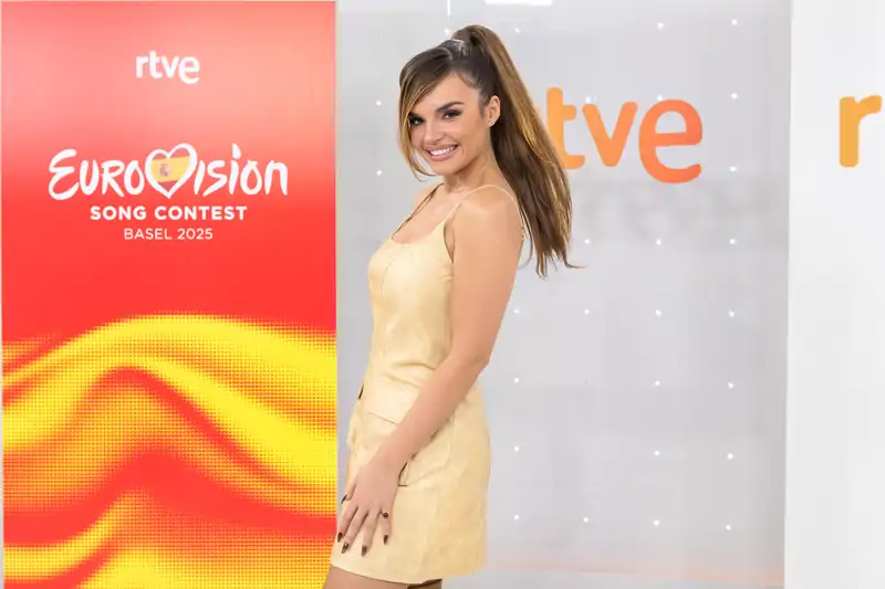 Melody en una rueda de prensa