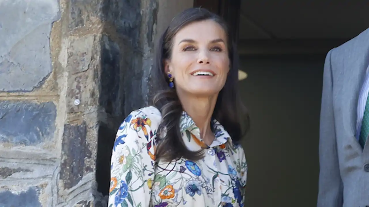 La Reina Letizia, arrebatadora, estrena el vestido de estampado floral que te convertirá en la invitada perfecta: de efecto 'tipazo' e ideal para lucir con alpargatas