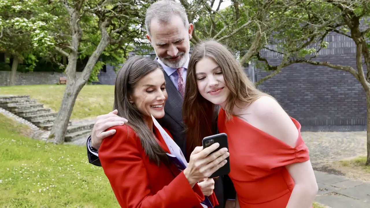 El UWC Atlantic College comparte una imagen inédita de la Infanta Sofía en su graduación: "Construyendo amistades para siempre"