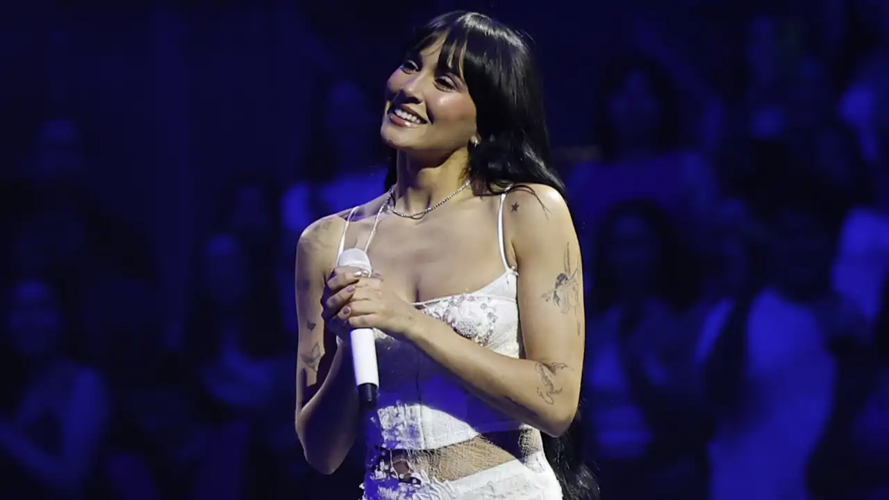 El gesto de Aitana con la prensa en medio de rumores de noviazgo con Plex: "Te he traído esto"