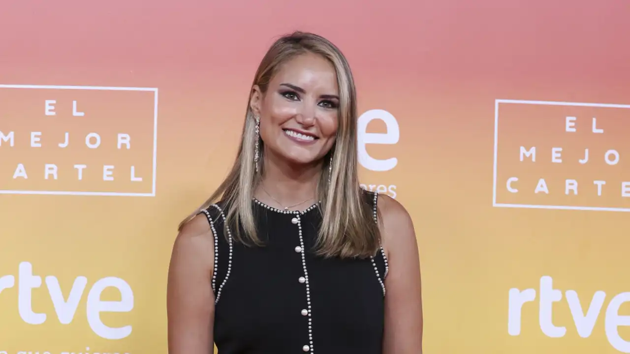 Alba Carrillo posa sonriente durante una presentación