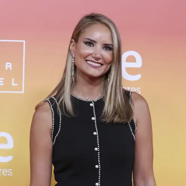 Alba Carrillo posa sonriente durante una presentación