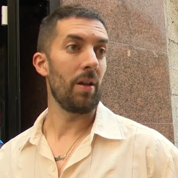 David Broncano, por las calles de Madrid.