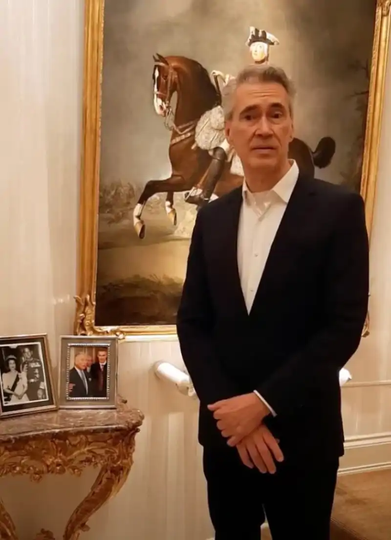 El supuesto príncipe posa para sus redes en su casa junto a un retrato con Carlos III.