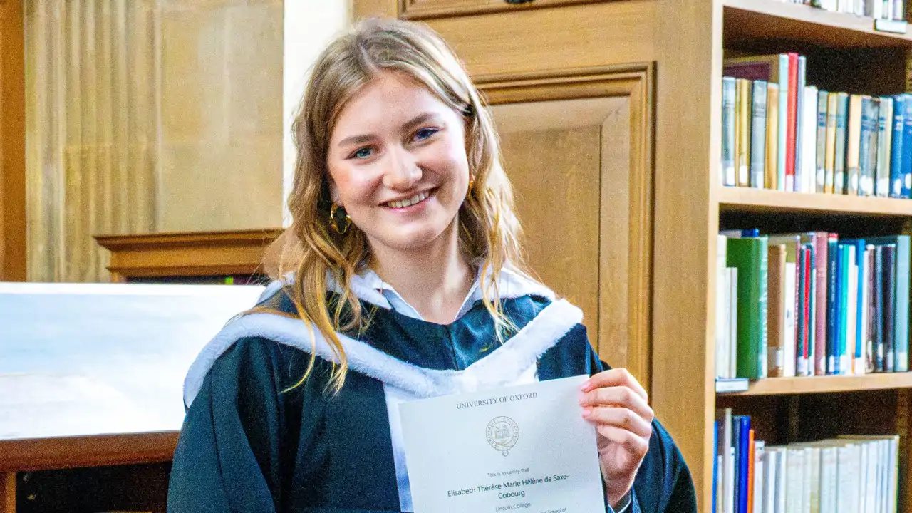 Elisabeth de Bélgica con su diploma
