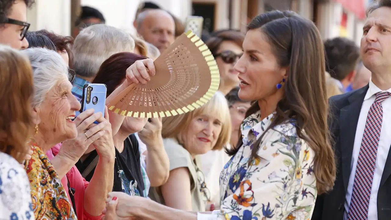 La Reina Letizia con gente en Cáceres
