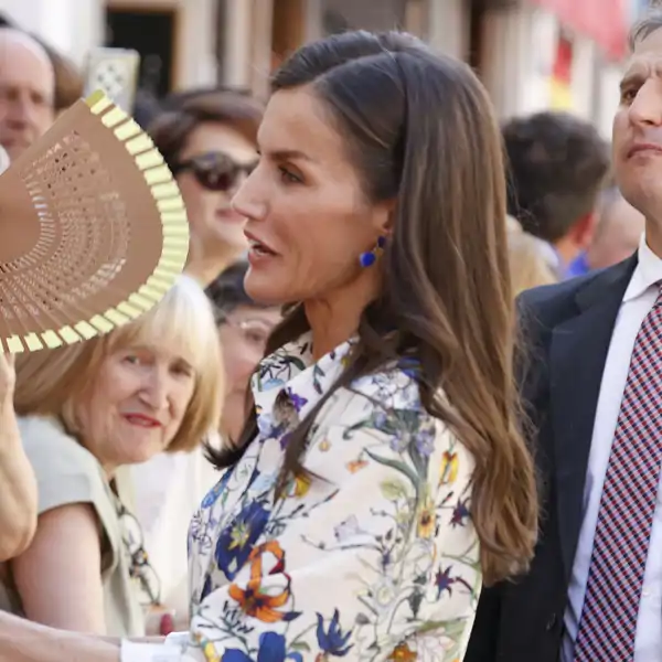 La Reina Letizia con gente en Cáceres