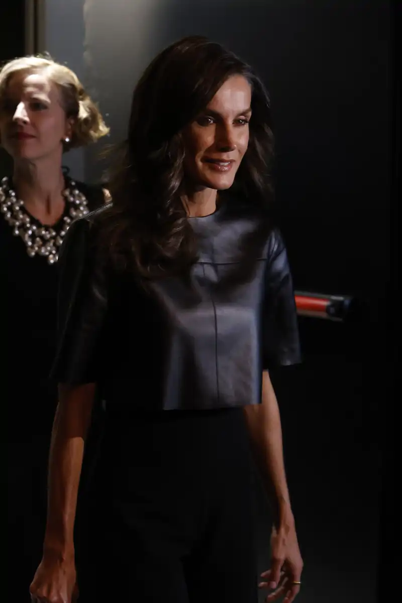 La Reina Letizia con un total look negro