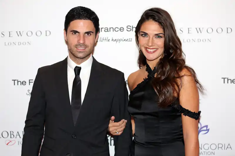Lorena Bernal posa sonriente junto a su marido, Mikel Arteta