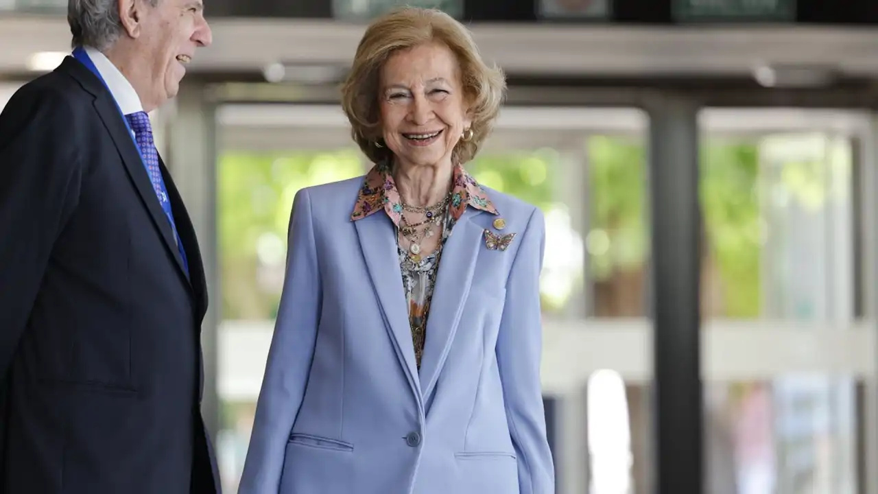 La Reina Sofía arrasa con el mix de prendas más estiloso y juvenil para esta primavera: blazer azul bebé y pantalones blancos