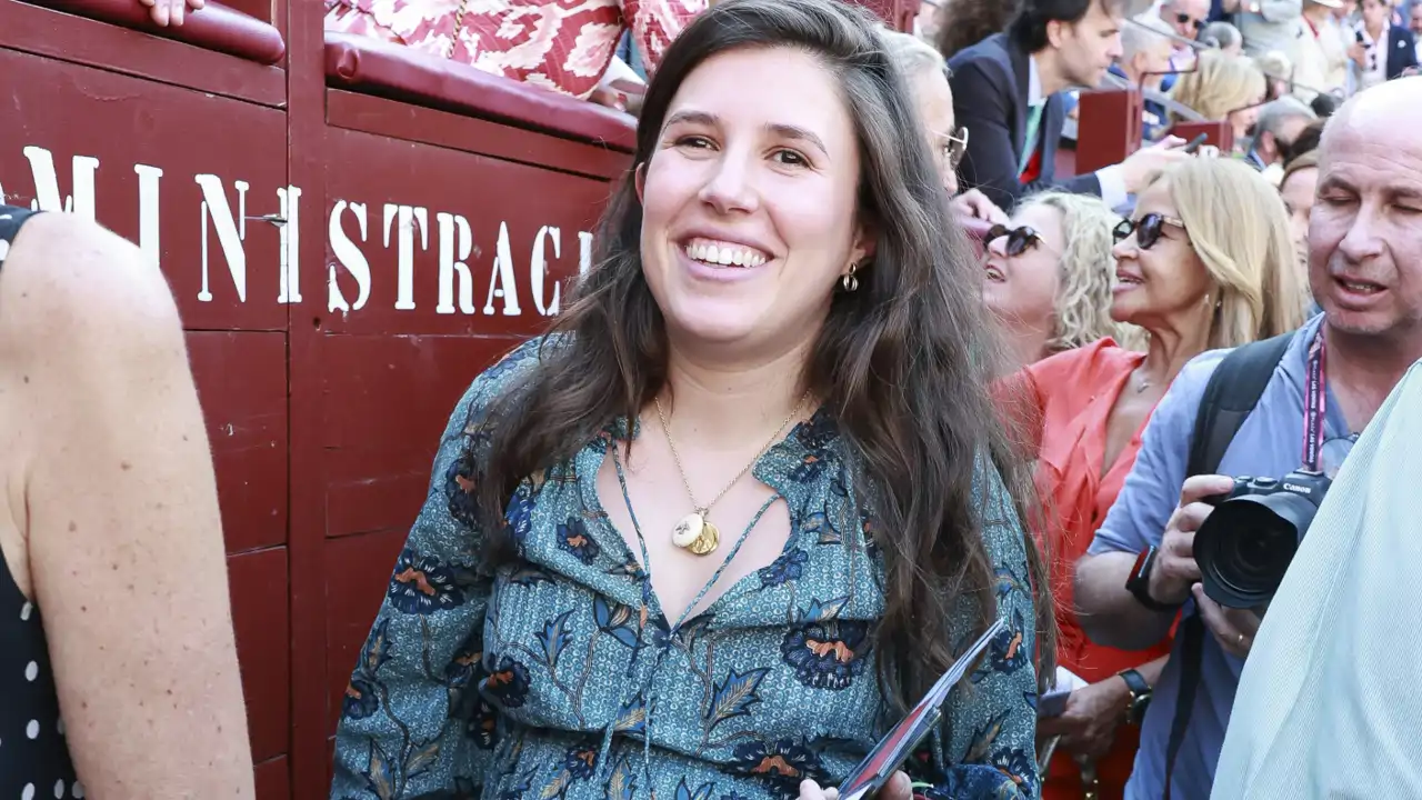 Teresa Urquijo, a punto de dar a luz, en la plaza de toros de Las Ventas.