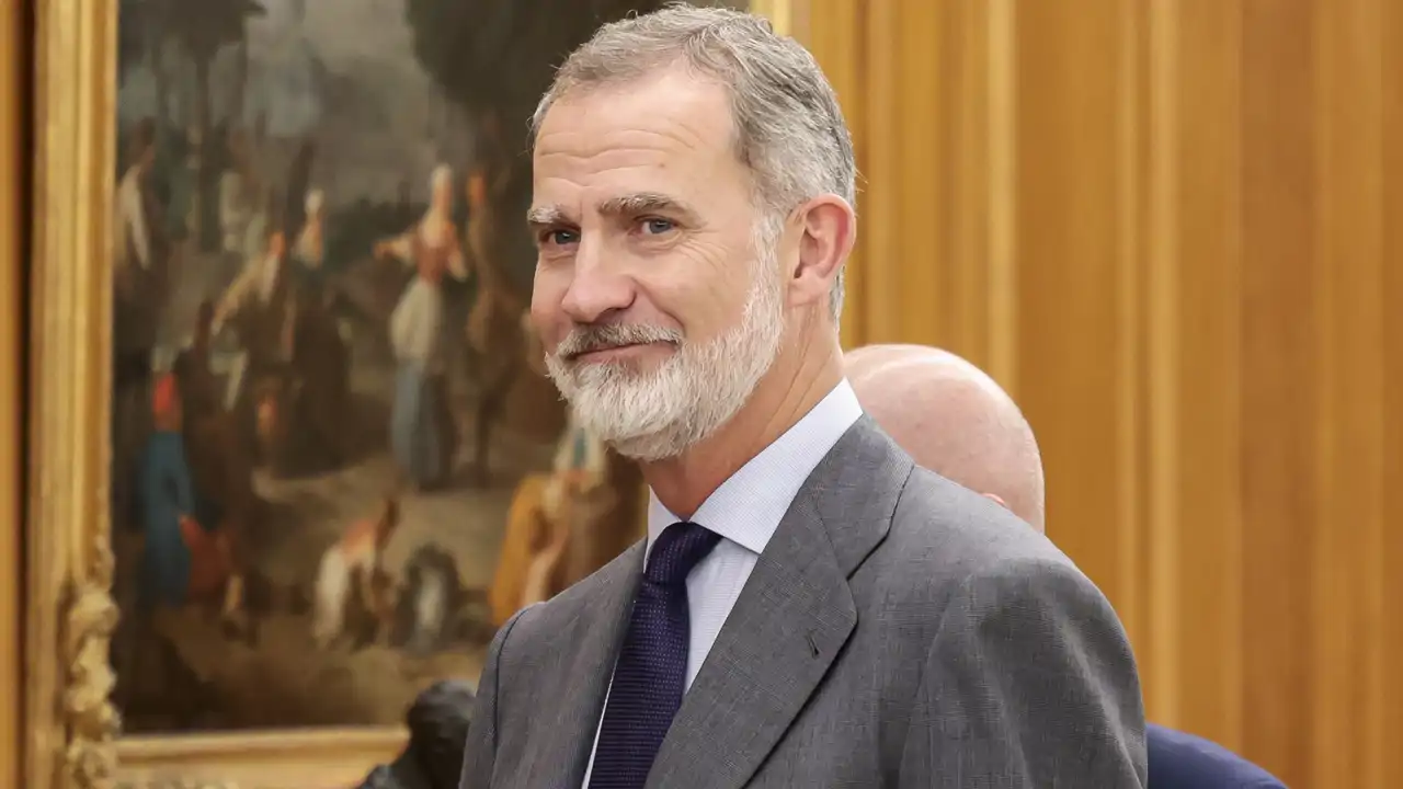 El rey Felipe sorprende al unirse a Rosalía en un importante proyecto alejado del protocolo: todos los detalles