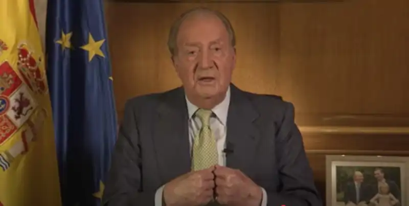 Juan Carlos I en un momento en el que enfatiza sus palabras chocando sus dos puños