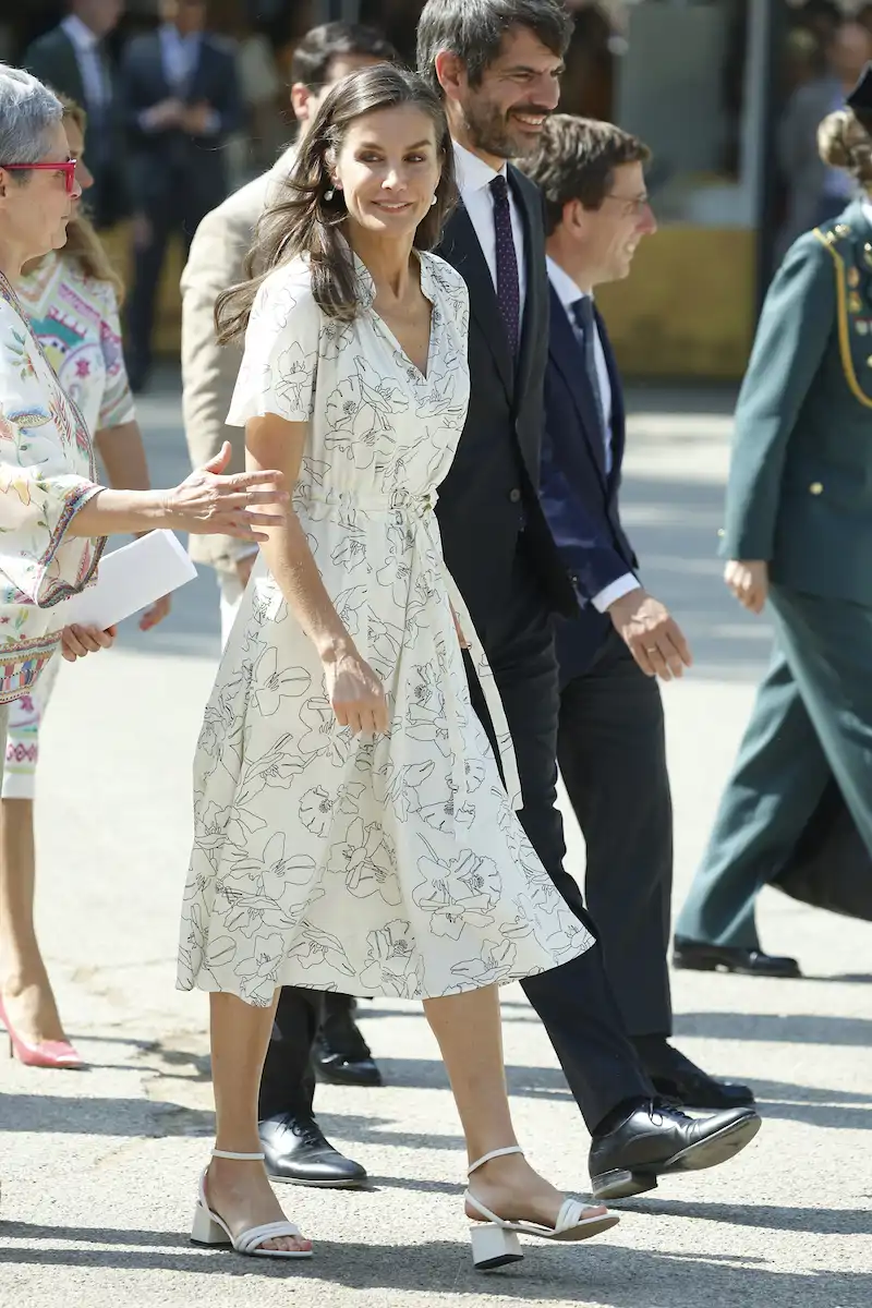 La Reina Letizia acierta de lleno con el vestido más fresquito y coqueto para inaugurar la Feria del Libro de Madrid