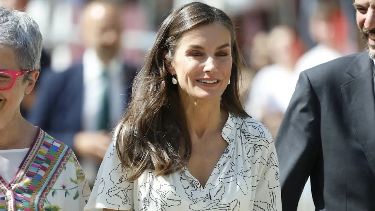 La Reina Letizia acierta de lleno con el vestido más fresquito y coqueto para inaugurar la Feria del Libro de Madrid