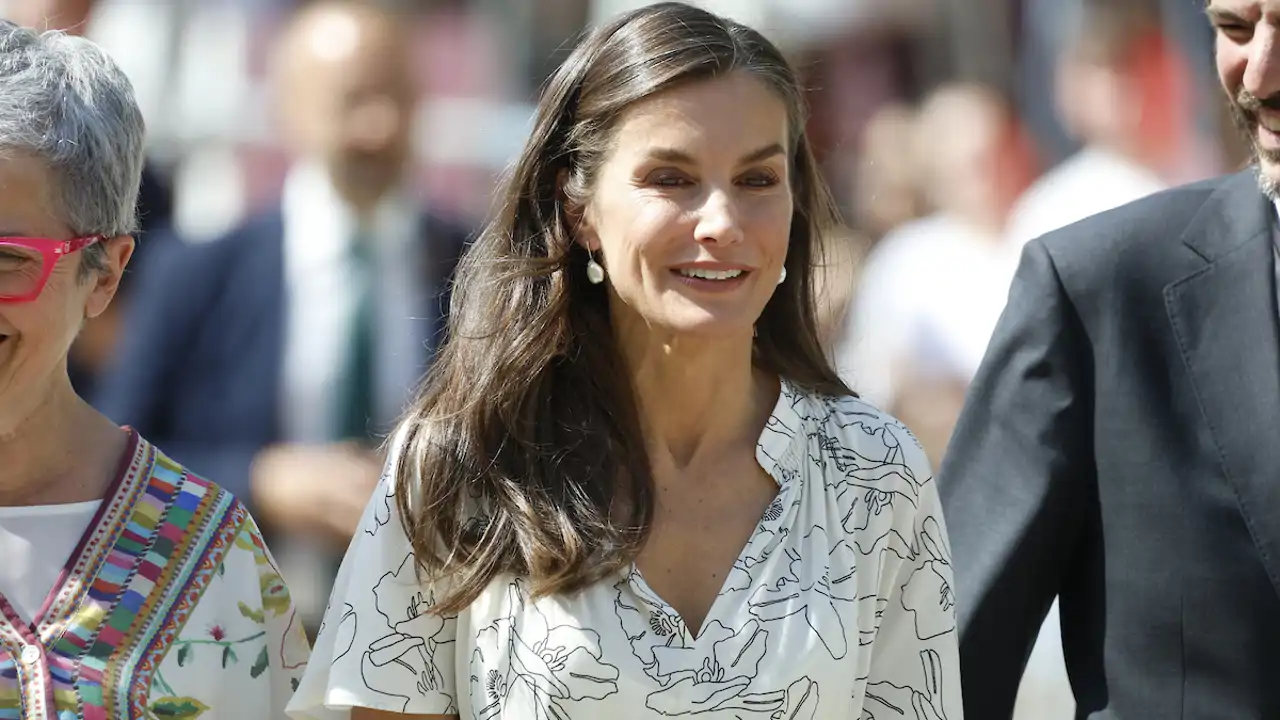 La Reina Letizia acierta de lleno con el vestido más fresquito y coqueto para inaugurar la Feria del Libro de Madrid