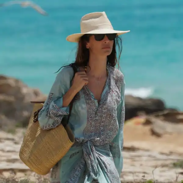 Los 5 capazos de nueva generación que las mujeres elegantes ya tienen en su lista de deseos para llevar con vestidos de flores y alpargatas
