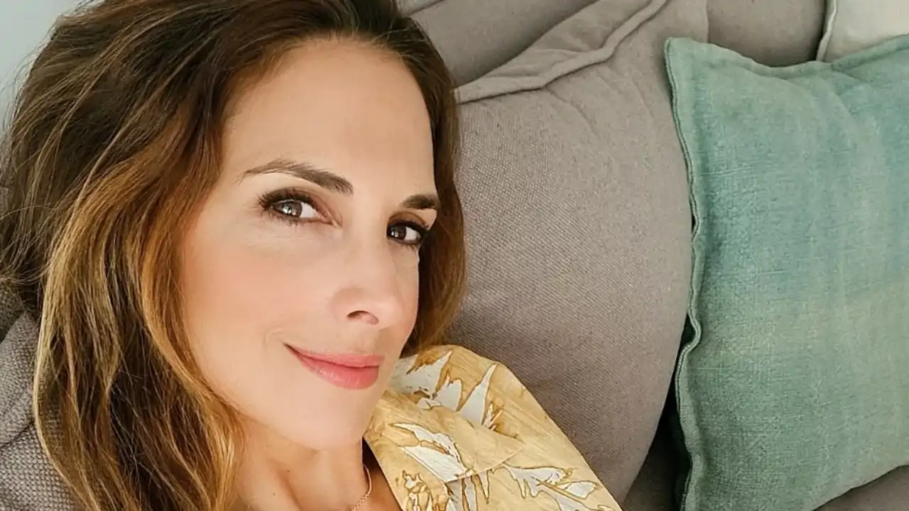 Nuria Fergó en el sofá de su casa
